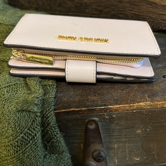 🔥🔥NEW Michael Kors Powder Blush Pink Leather Zipper Wallet Barbie Vibes🔥🔥 - Picture 3 of 7